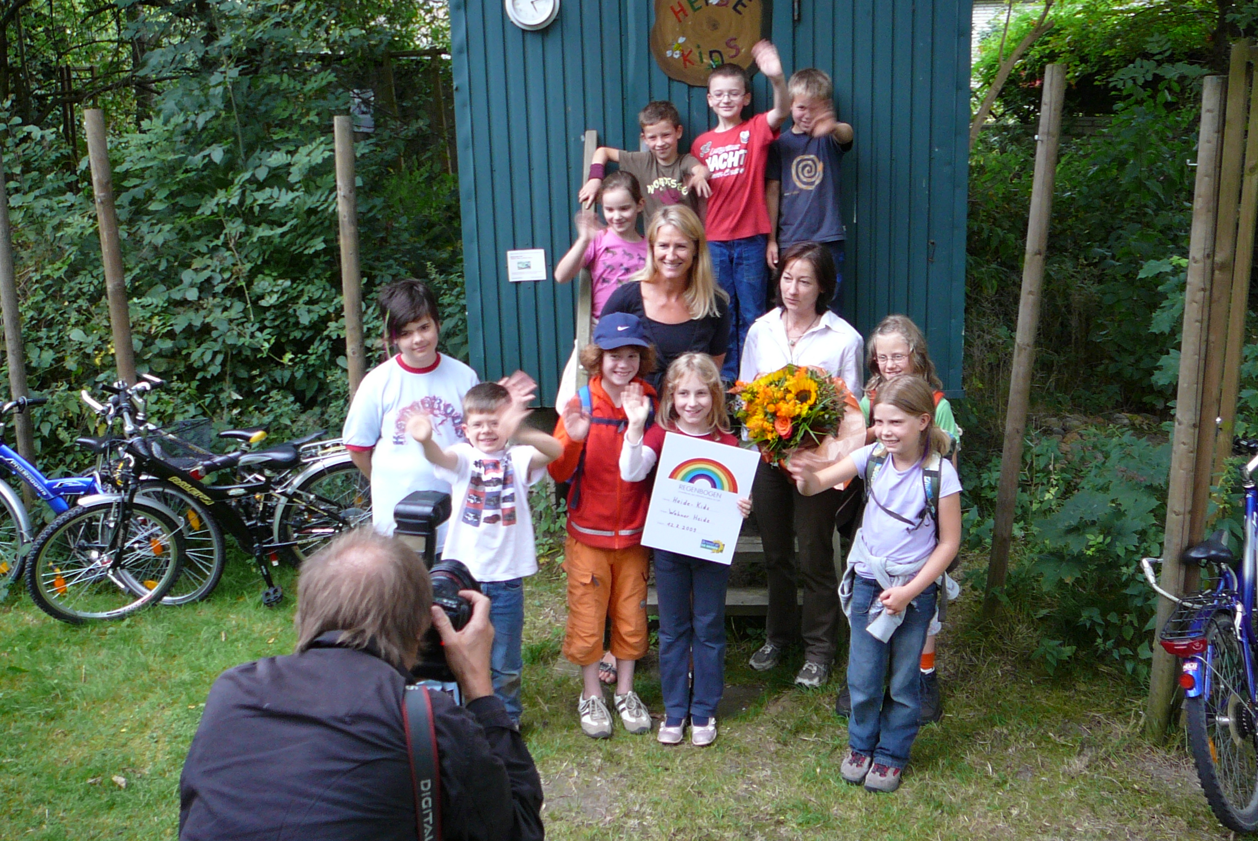 Andrea Asch (Grüne) und Hilde Röpke (heide-kids) inmitten der Kinder