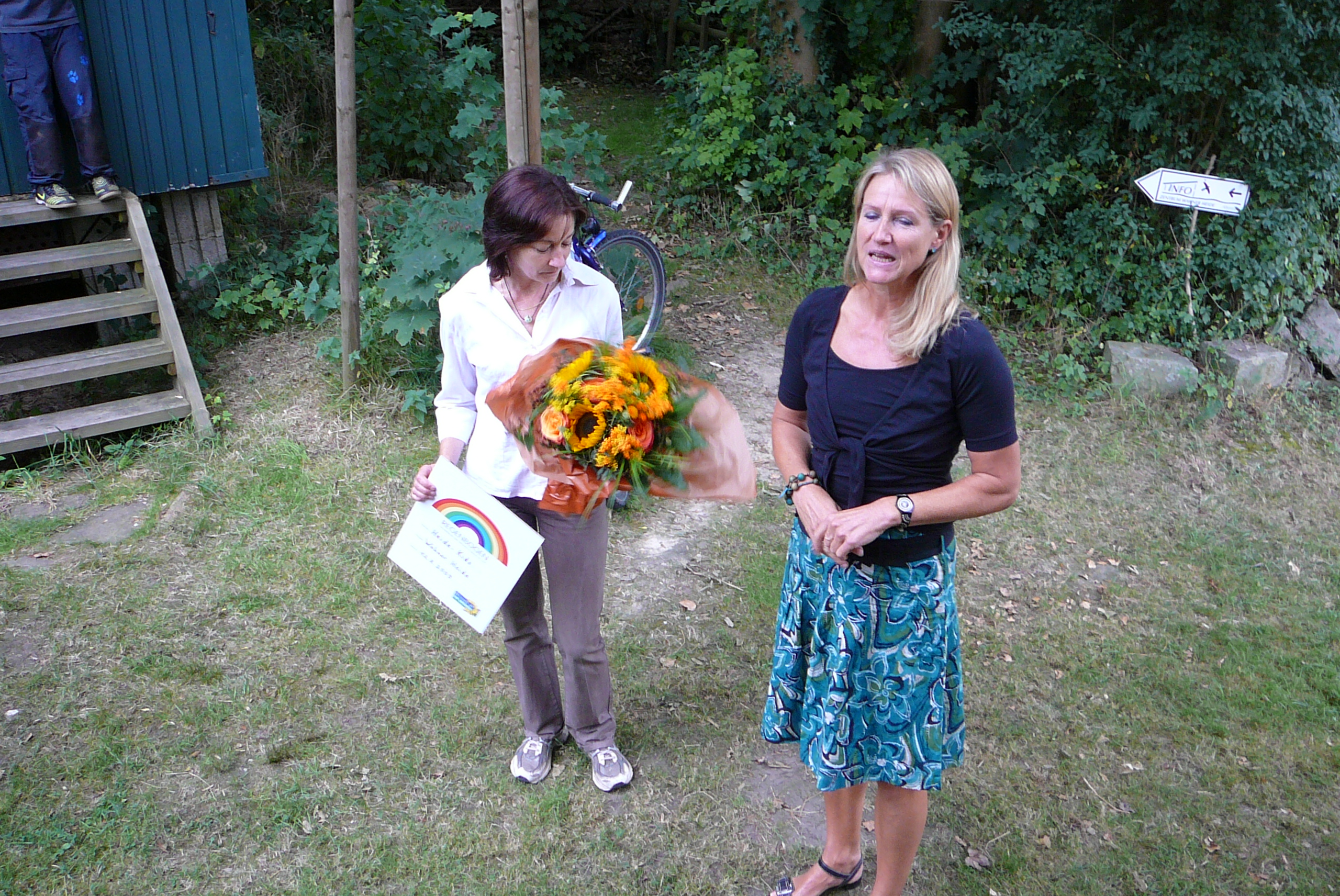 Andrea Asch überreicht Hilde Röpke den Preis